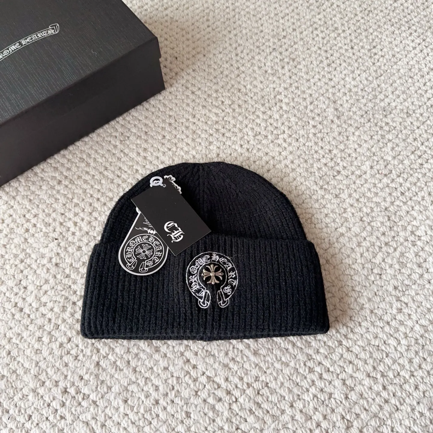 💰60 Crow Heart Autumn and Winter Wool Knitted Beanie This must be a favorite of minimalism. It is clean, neat, fashionable and versatile, and will definitely not be picky about your face shape! A fashionable classic that lasts forever! Fashionable black and white can be purchased together!
